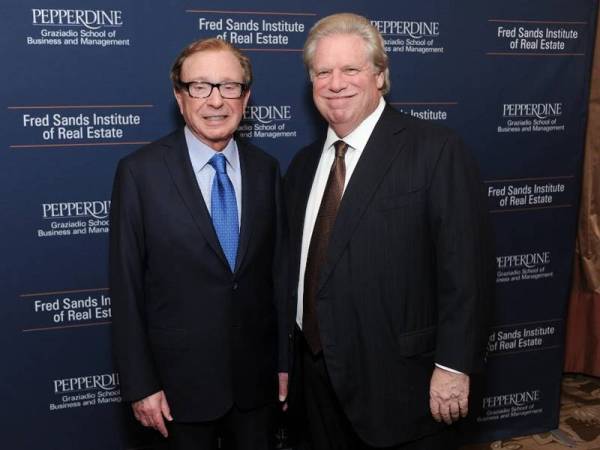 Elliott Broidy (kanan) didakwa di Mahkamah Persekutuan Washington kerana melobi secara haram bagi meminta kerajaan AS menggugurkan siasatan terhadap syarikat 1Malaysia Development Berhad. - Foto Getty Image