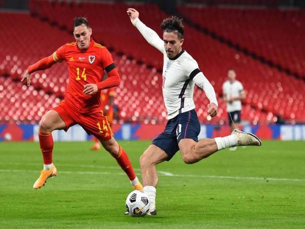 Calvert-Lewin (kanan) menyumbat gol pertama England ketika menentang Wales pada aksi persahabatan di Wembley awal pagi tadi.