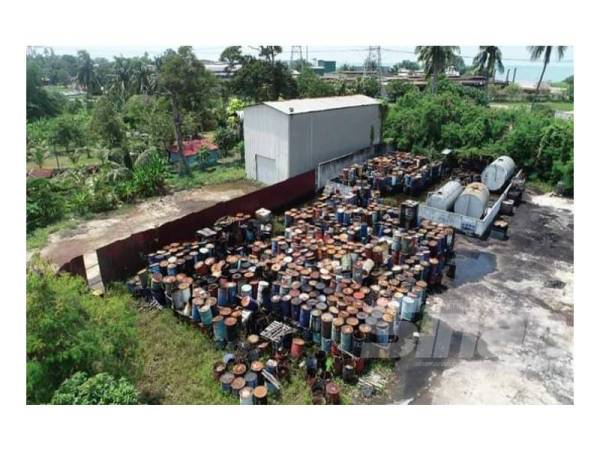 Beratus-ratus tong berisi minyak kotor yang disimpan di kawasan tanah persendirian di Kampung Balik Bukit, Tanjung Kling.