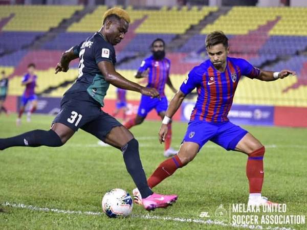 Antara aksi menarik pertemuan Melaka United JDT. Foto: Melaka United Soccer Association