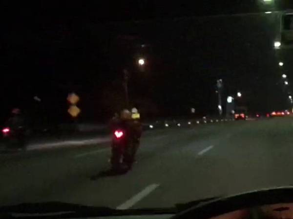 Salah seorang penunggang motosikal yang dikesan melakukan aksi superman tengah malam tadi.