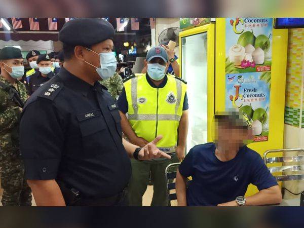 Arifai melakukan pemeriksaan di sebuah premis di sekitar Bandar Baru Selayang, Gombak semalam.