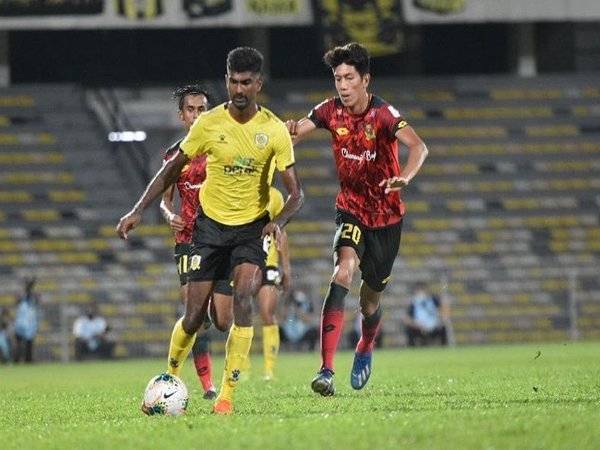 Antara aksi menarik pertemuan kedua-dua pasukan di Stadium Perak, malam ini. - Foto Perak TBG