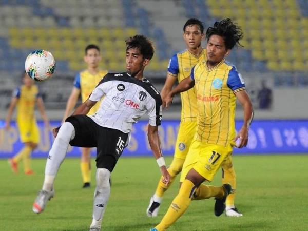 Antara aksi menarik pertemuan TFC menentang Pahang saingan Liga Super malam tadi. - Foto Officialterengganufc