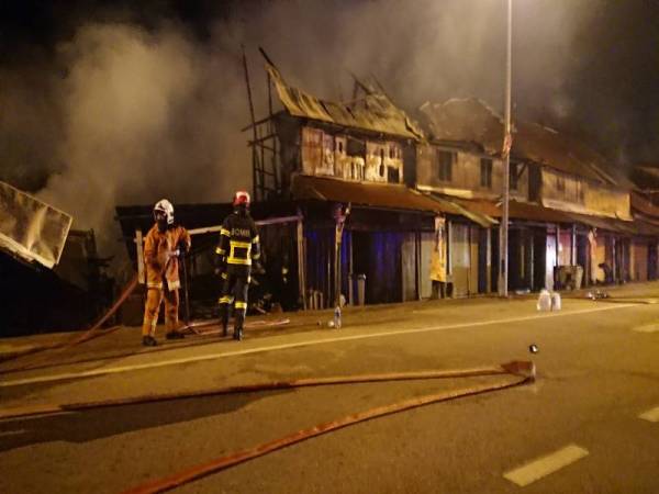 Enam buah kedai dua tingkat di pekan Umbai di sini, musnah dalam kebakaran yang berlaku kira-kira jam 7 malam semalam. 