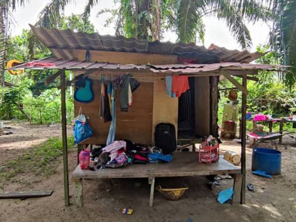 Lokasi mangsa ditemukan meninggal dunia di sisi bayi yang baru dilahirkan semalam.