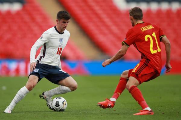 Aksi Mount (kiri) ketika berdepan pemain pertahanan Belgium, Timothy Castagne pada aksi di Stadium Wembley.