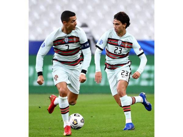 Aksi tonggak Portugal, Joao Felix (kanan) bersama Cristiano Ronaldo ketika perlawanan menentang Perancis di Stade de France.