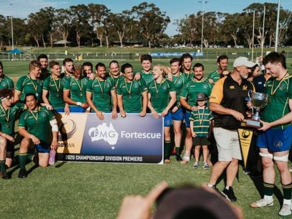 Lawrence dan pemain serta jurulatih Universiti Western Australia meraikan kejayaan menjuarai Divisyen Kejuaraan FMG Fortescue Premier Grade RugbyWA.