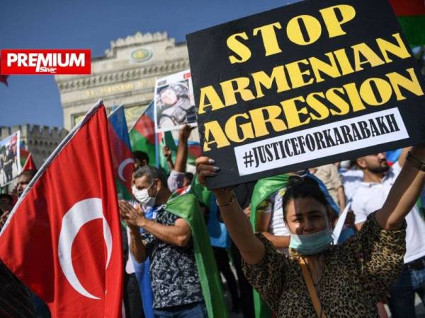 Para penunjuk perasaan menggesa genjatan senjara antara kedua-dua negara di Nagorno-Karabakh.