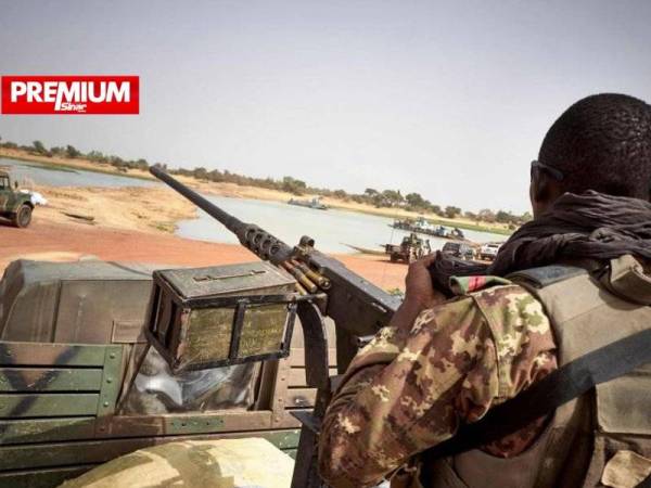 Seorang askar Mali pada Februari lalu mengawal sebatang laluan antara Mopti dan Djenne di negara itu yang mengalami konflik daripada kumpulan-kumpulan Al-Qaeda dan Negara Islam. - Foto AFP