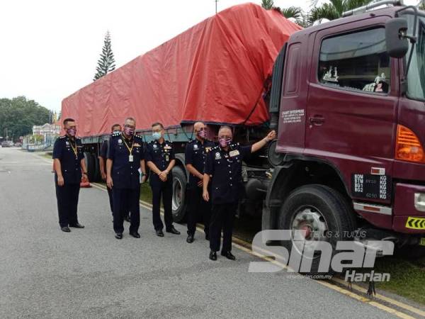 
Timbalan Ketua Polis Negeri Sembilan, Senior Asisten Komisioner Che Zakaria (kanan) menunjukkan treler yang dirampas untuk siasatan lanjut kes pencemaran di Sungai Batang Benar, baru-baru ini