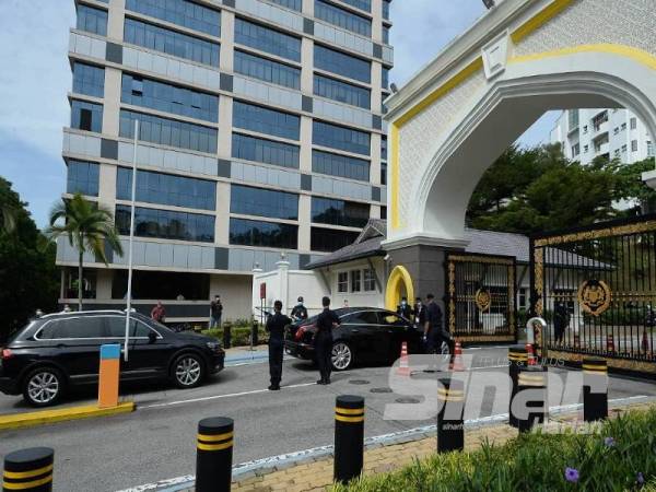 Kenderaan yang dipercayai membawa Ahli Parlimen Port Dickson, Datuk Seri Anwar Ibrahim memasuki Pintu2, Istana Negara pagi tadi. Foto SINAR HARIAN/ ROSLI TALIB