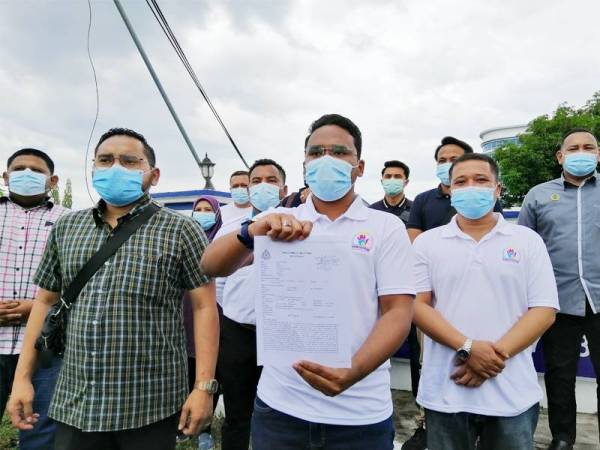 Yushairil Iswan menunjukkan laporan polis yang dibuat terhadap Lokman Adam di Balai Polis Sungai Senam hari ini.