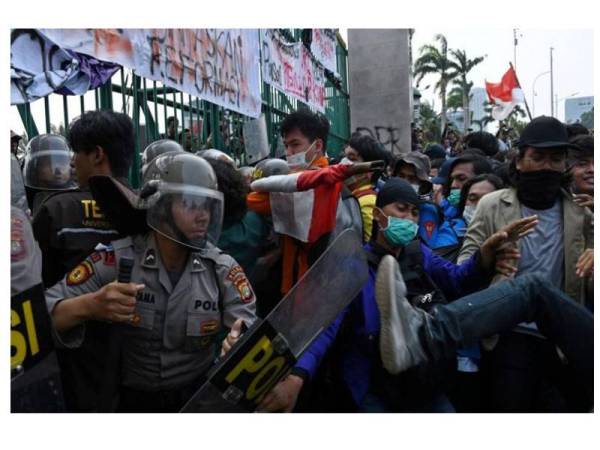 Demonstrasi membantah undang-undang berkaitan tenaga kerja sekali lagi berlangsung di Jakarta hari ini ketika provinsi itu masih mencatatkan jumlah kes positif harian Covid-19 melebihi 1,000 kes.