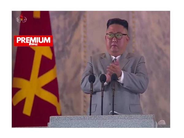 Kim Jong-un bertepuk tangan ketika menyaksikan perarakan tentera di Pyongyang pada 10 Oktober lalu. - Foto AFP