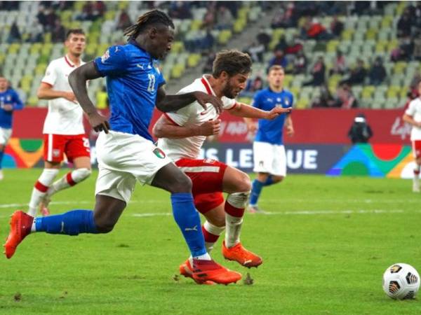 Aksi Kean (kiri) ketika cuba melepasi kawalan pemain Poland, Bartosz Bereszynski pada aksi Liga Negara-Negara UEFA di Gdansk, Poland.