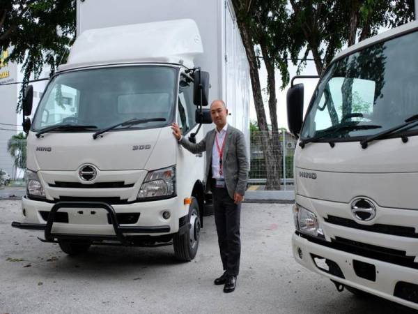 Atsushi memperkenalkan HINO 300 Series Pro yang didatangkan dengan dua segmen iaitu empat roda dan enam roda.