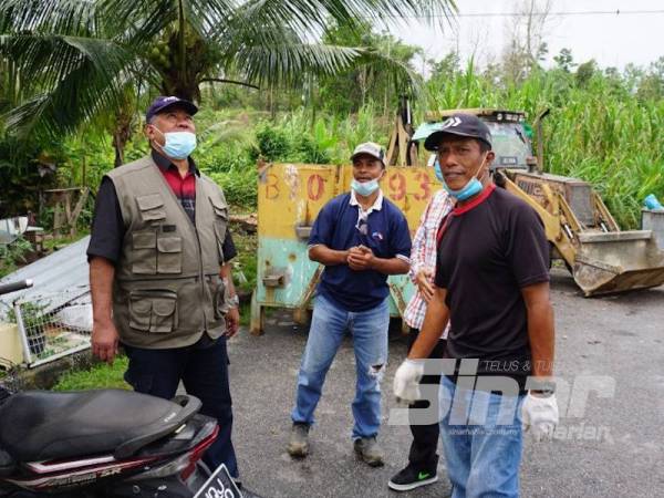 Ahli Dewan Undangan Negeri (ADUN) Kota Iskandar, Zulkefly Ahmad (kiri) terlibat dalam Program Gotong-Royong Perdana di Flat Kenari, Kangkar Pulai, Iskandar Puteri, Johor.