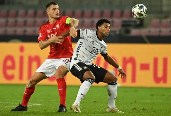 Aksi pemain tengah Switzerland, Granit Xhaka (kiri) dan Gnabry ketika aksi Liga Negara-Negara UEFA di Cologne.