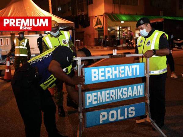 Anggota polis membuat persiapan sekatan jalan raya susulan Perintah Kawalan Pergerakan Bersyarat (PKPB) di Selangor, Kuala Lumpur dan Putrajaya bagi mengekang penularan wabak Covid-19. - Foto Bernama