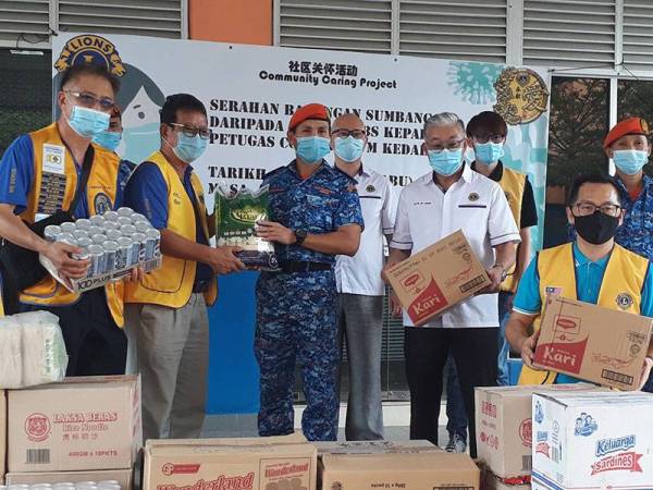 Awang Askandar (tiga dari kiri) mewakili APM Kedah menerima sumbangan daripada Lions Club di Pejabat APM Daerah Kota Setar, Anak Bukit dekat sini.