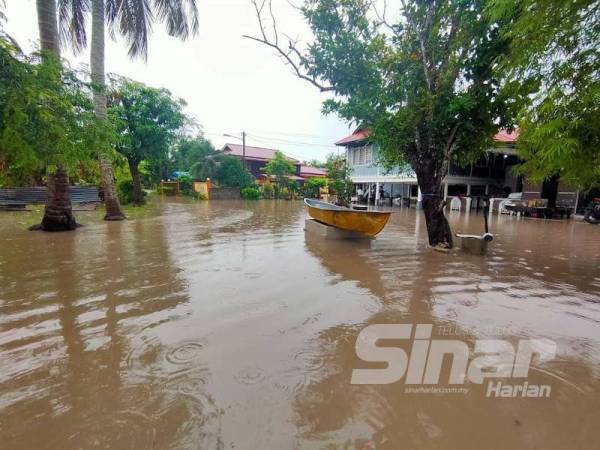 Rumah penduduk Kampung Sungai Baru Gunung dan Sungai Baru Tok Keramat, Alor Setar ditenggelami banjir kilat hari ini akibat hujan berterusan beberapa hari.