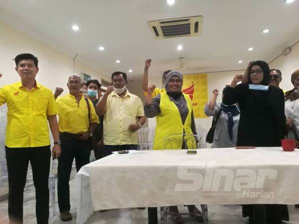 Hamidah (dua dari kanan) bersama pimpinan Putra Perak ketika sidang media di Pejabat Putra Perak, Bandar Sunway, Ipoh hari ini.