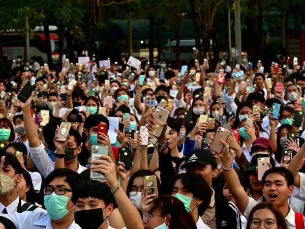 Sejumlah penunjuk perasaan di Universiti Srinakharinwirot, Bangkok. - Foto AFP