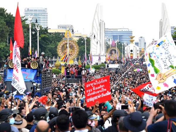 Kerajaan Thailand mengisytiharkan darurat di Bangkok untuk melarang perhimpunan besar-besaran di jalanan. - Foto AFP