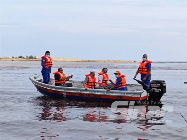 Simulasi menyelamat mangsa banjir mengikut SOP baharu yang diadakan pasukan keselamatan di Sungai Merchang, Marang hari ini.