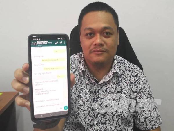 Mohd Shaiful menunjukkan perbualan di aplikasi WhatsApp berkenaan individu menggunakan gambarnya untuk meminta wang daripada kenalannya semalam.