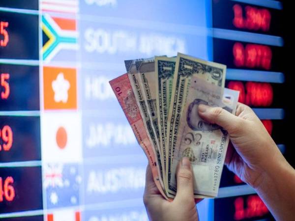 Ringgit ditutup rendah berbanding dolar AS hari ini sejajar dengan penurunan harga minyak mentah dunia serta pengelakan risiko oleh peniaga. Foto 123RF