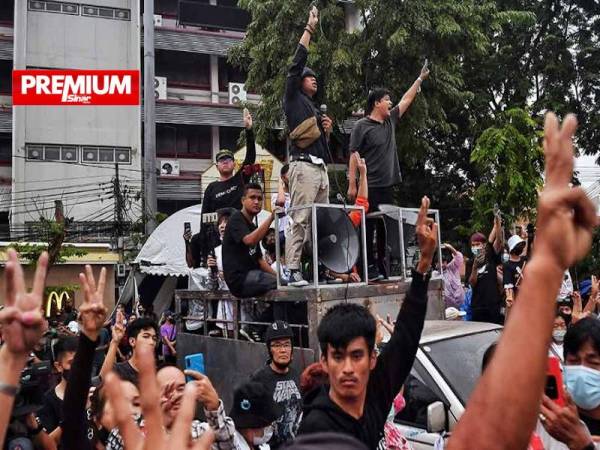 Para penunjuk perasaan yang terdiri daripada para pelajar memberikan isyarat tiga jari dalam tunjuk perasaan meminta institusi beraja melakukan pembaharuan di Bangkok pada 13 Oktober lalu. - Foto AFP