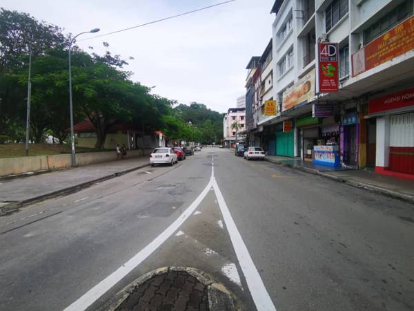 Keadaan pusat bandar raya Kota Kinabalu masih lenggang.