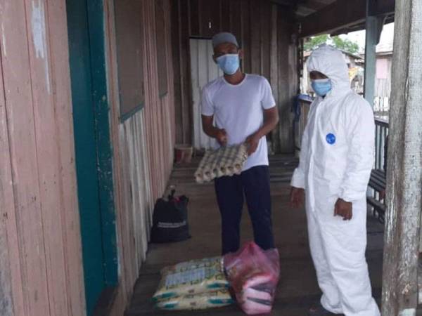 Bantuan bakul makanan dihantar kepada penduduk di Kampung Jaya Kunak dan Kampung Pangkalan di Kunak.