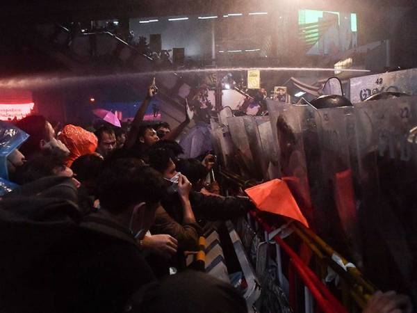 Polis menggunakan meriam air terhadap penunjuk perasaan prodemokrasi di Bangkok hari ini. - Foto: AFP