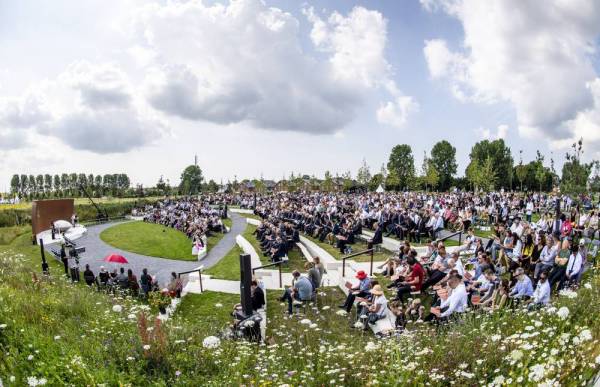 Waris keluarga mangsa penumpang MH17 menghadiri acara memperingati tragedi itu di monumen nasional di Vijfhuizen, Belanda pada Julai 2019. - Foto: AFP