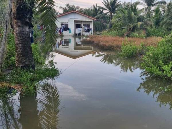 Sebuah rumah di Kampung Sungai Janggut dinaiki air akibat fenomena air pasang besar pagi tadi.