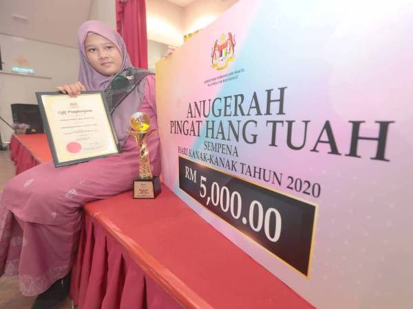 Nuraina Erieka menerima Anugerah Hang Tuah Majlis Penyampaian Anugerah Hang Tuah Sempena Perasmian Hari Kanak-Kanak 2020 di Rumah Kanak-Kanak Sultanah Hajjah Kalsom, Penor.