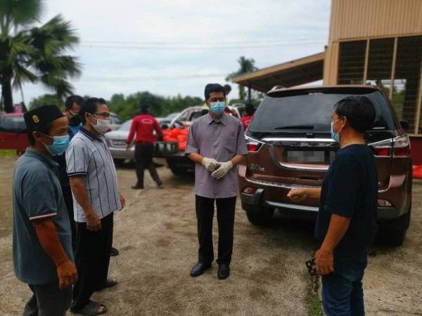 Aliakbar beramah mesra dengan penduduk Kampung Keliangau, Manggatal, Kota Kinabalu.