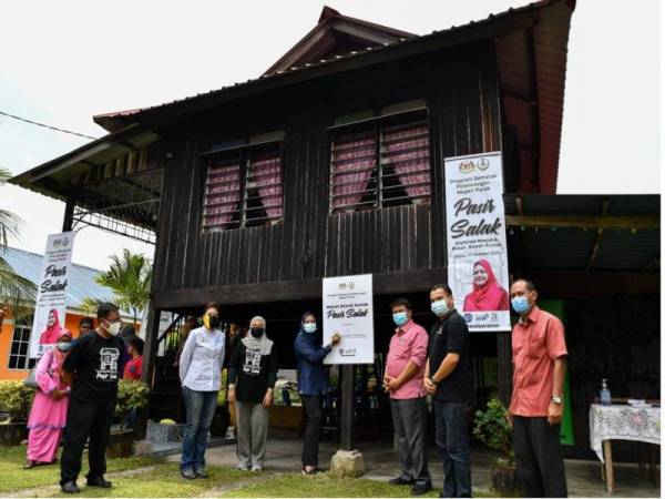 Nolee (tengah) bergambar di hadapan Rumah Makan Bawah Pasir Salak ketika Program Semarak Pelancongan Negeri Perak di Kampung Pasir Salak hari ini.