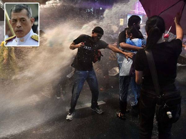 Polis menggunakan meriam air untuk menyuraikan tunjuk perasaan bagi menuntut pembaharuan dilakukan ke atas monarki di Bangkok pada Jumaat lalu. - Foto AFP Gambar kecil: Raja Maha Vajiralongkorn