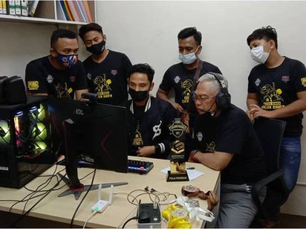 Noh (kanan) menyaksikan Pertandingan E-Sport PUBG Parlimen Tanjong Karang di sini hari ini. 