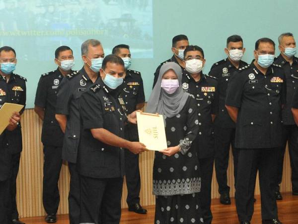 Ayob Khan menyampaikan sijil penghargaan kepada pengamal media pada Perhimpunan Bulanan Polis Kontinjen Johor hari ini.