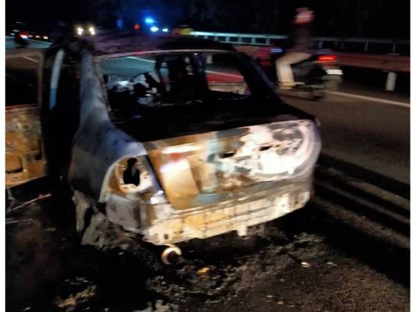 Kereta jenis Proton Saga BLM yang terbakar dalam kemalangan di Kilometer 74.2 Lebuhraya Utara Selatan di sini malam tadi.