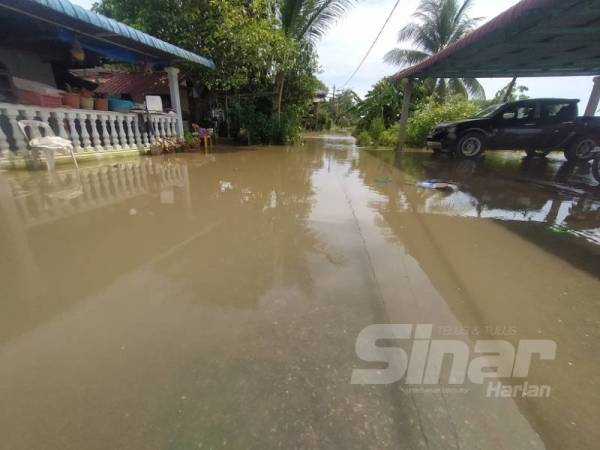  Lebih 30 kediaman di Kampung Tanjung Seri, mukim Derga, Alor Setar dinaiki air sejak Khamis lepas. 