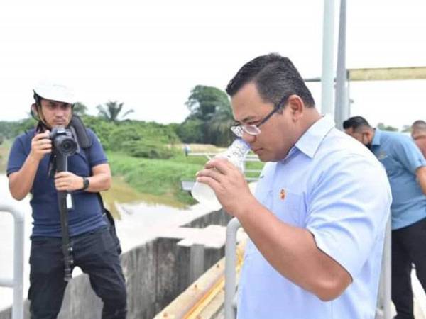 Amirudin turun padang bagi meninjau keadaan pencemaran tersebut. Foto: Ihsan FB Amirudin Shari