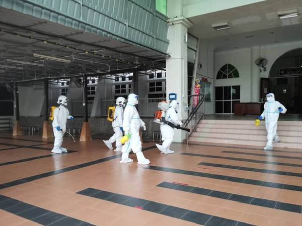 Kelihatan pasukan bomba bersedia bagi melakukan proses sanitasi di Masjid Wakaf Tembesu, Kuala Nerus. - Foto ihsan bomba