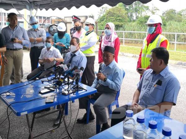 Tuan Ibrahim (dua dari kanan) pada sidang media selepas melakukan lawatan di LRA Sungai Selangor 2, Bestari Jaya di sini hari ini.